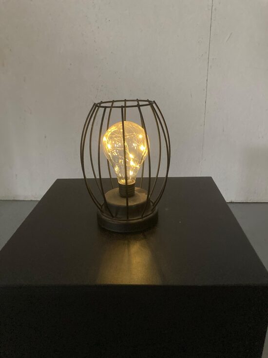 Dekoratīva lampa ar metāla režģi